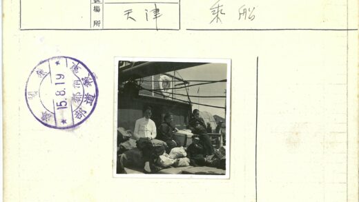 船上四人行李与救生圈.jpg