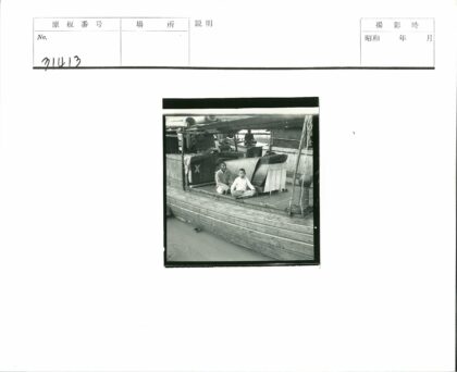 船上男孩与布绳物品.jpg