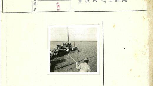 船员在广阔水面工作.jpg