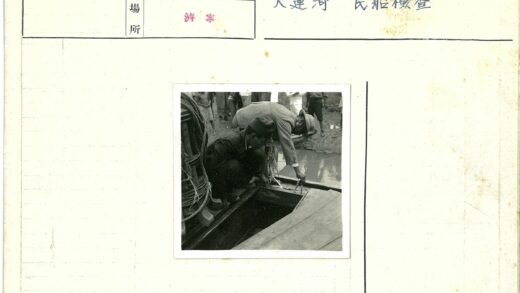 船员检查船只设备河边停靠.jpg