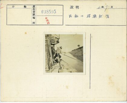 船夫撑杆行于狭窄水道.jpg