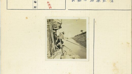 船夫撑杆行于狭窄水道.jpg