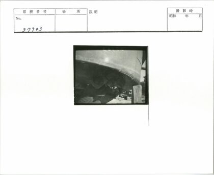 船工维修木架支撑船只工作场景.jpg