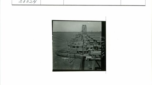 船桥与在建桥塔的河流景观.jpg