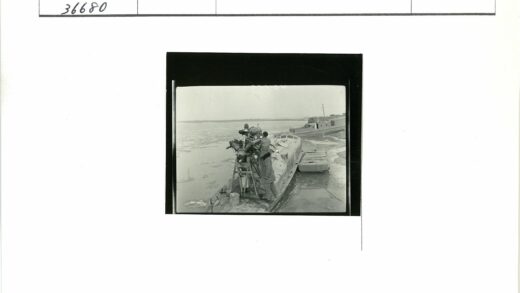 船舶设备安装与结冰河岸.jpg