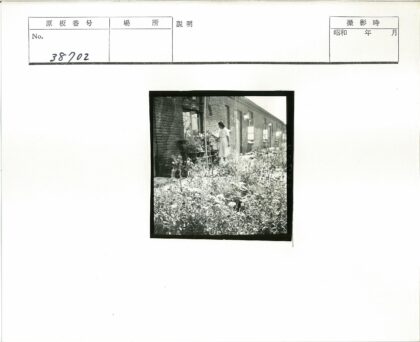 艳丽女子照料花园砖房旁.jpg
