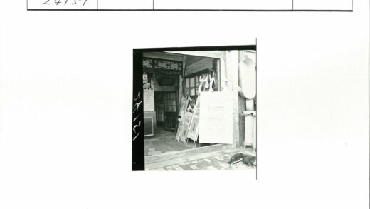 艺术商店门口躺着的狗.jpg