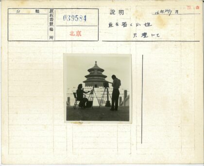 艺术家创作于华丽圆顶建筑前.jpg