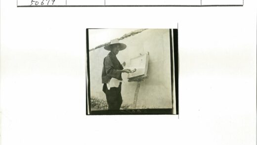 艺术家在石膏墙旁绘画.jpg