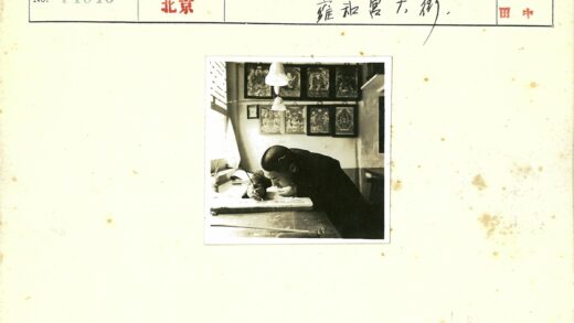 艺术家室内专注作画场景.jpg