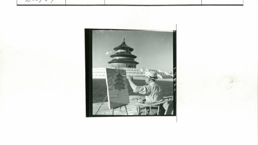 艺术家绘制传统多层建筑写生.jpg