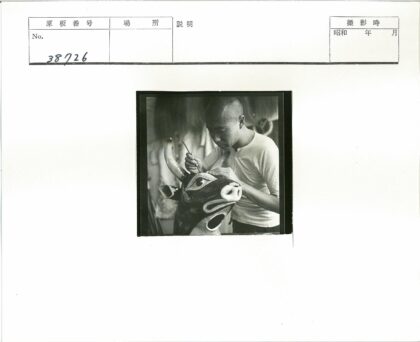 艺术家绘制公牛面具特写.jpg