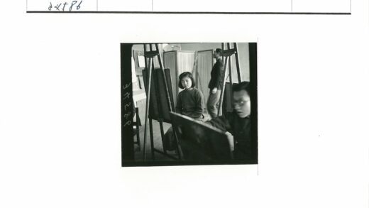 艺术工作室创作中的女性画家.jpg