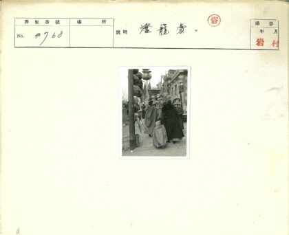 节日街头人群与灯笼装饰.jpg
