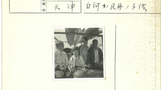 芦苇伞下微笑孩童与成人.jpg
