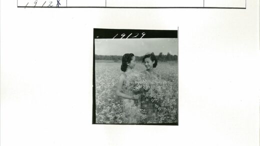 花丛中微笑的两位女士.jpg