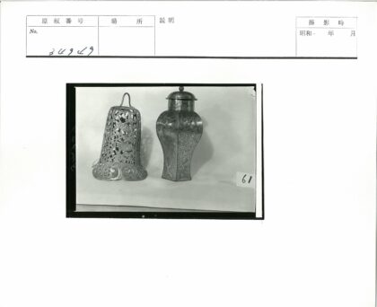 花卉图案金属灯笼与六角罐工艺展品.jpg