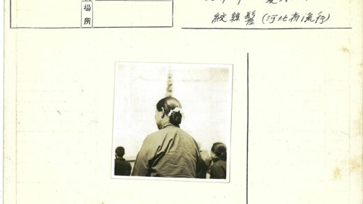花发饰背影人群环绕.jpg