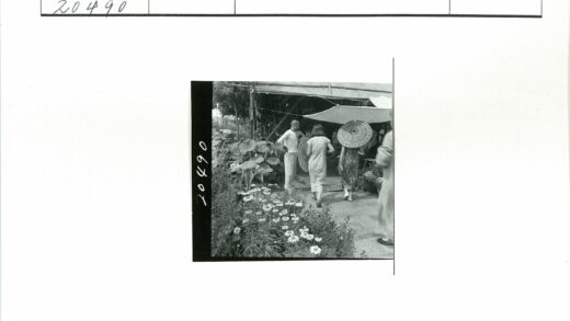 花园中撑伞漫步三人.jpg