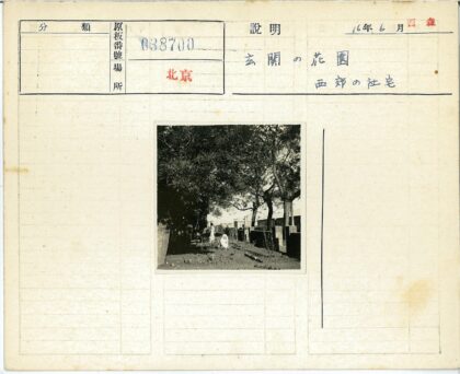 花园中站立与蹲姿人物.jpg