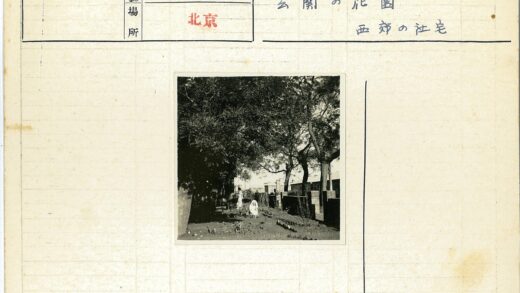 花园中站立与蹲姿人物.jpg