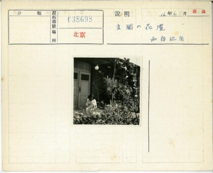 花园砖墙门前人像.jpg
