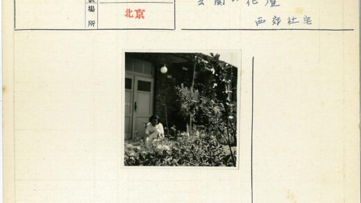 花园砖墙门前人像.jpg