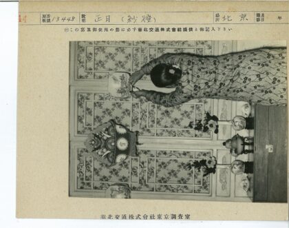 花墙前调整装饰画的人.jpg