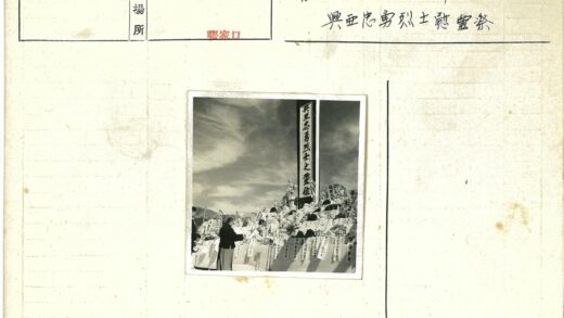 花环装饰的纪念碑.jpg