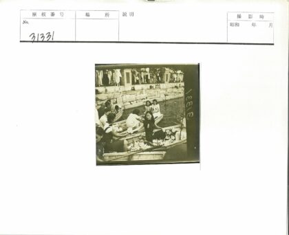 花船游行观众石墙观赏.jpg