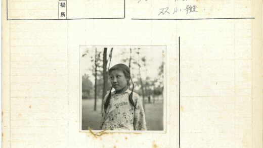 花衫辫子女孩树下.jpg