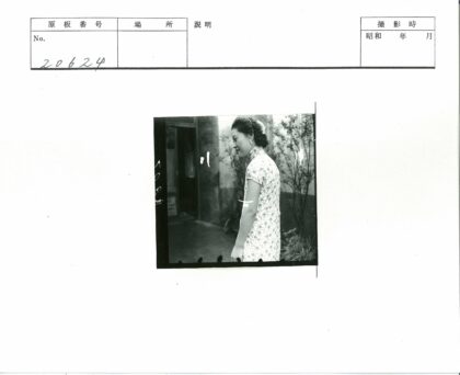 花裙女人与树叶门口.jpg