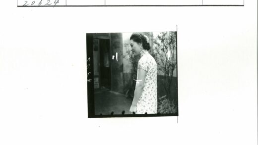 花裙女人与树叶门口.jpg