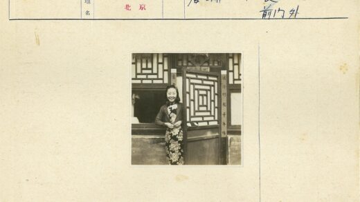 花裙女子与古建木雕.jpg