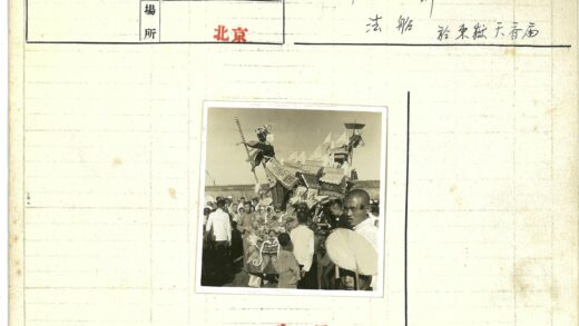 花车巡游人群围观传统装饰盛况.jpg