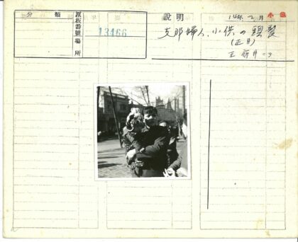 花饰孩童与人群合影.jpg