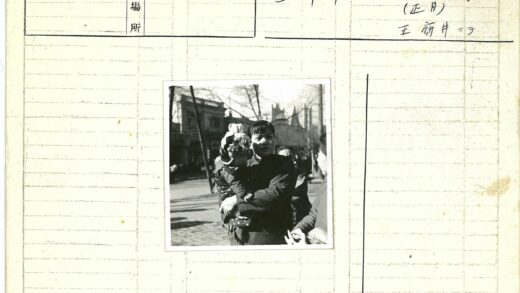 花饰孩童与人群合影.jpg