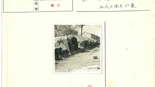 茅草屋前管道积木与建筑风景.jpg