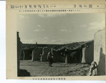 茅草屋顶与马晴天街景.jpg