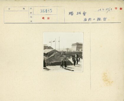 茅草屋顶建筑与人群聚集场景.jpg