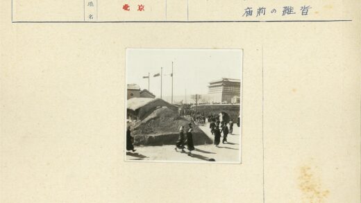 茅草屋顶建筑与人群聚集场景.jpg