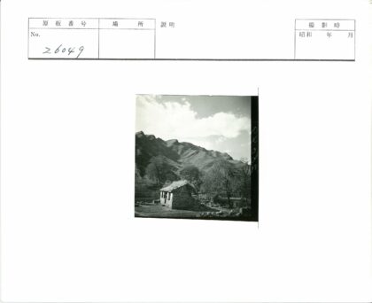 茅草屋顶石屋与绿色山丘.jpg