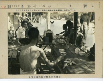 茶馆闲适时光人与鸟笼.jpg