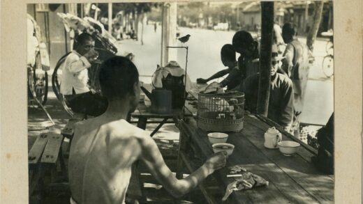 茶馆闲适时光人与鸟笼.jpg