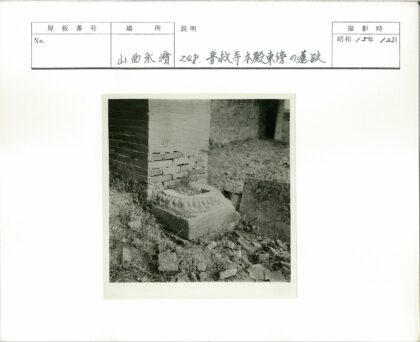 草丛中的砖柱底座与散石.jpg