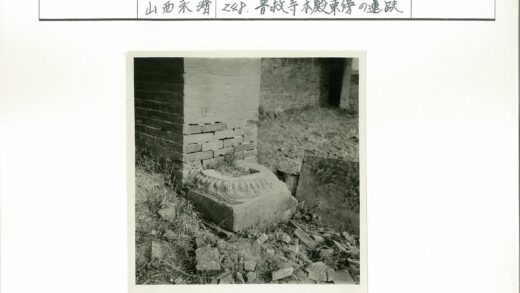 草丛中的砖柱底座与散石.jpg