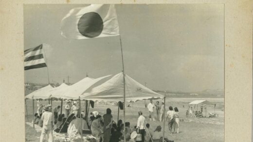 草原帐篷集会旗帜飘扬.jpg