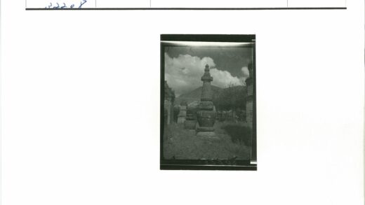 草原石塔与远山景观.jpg