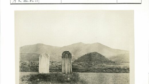 草原石碑与群山风光.jpg