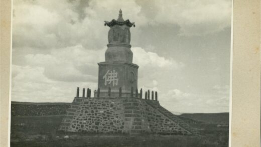 草原石碑与远山风景.jpg
